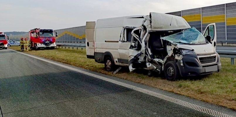 TRAGEDIA NA S8. NIE ŻYJE 42-LETNI PASAŻER. WYPADŁ NA JEZDNIĘ