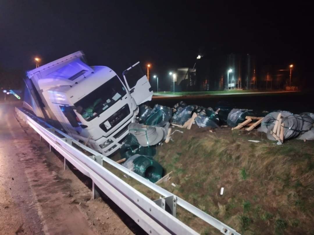 WJECHAŁ MANEM DO ROWU. NIEWIELE BRAKŁO DO TRAGEDII