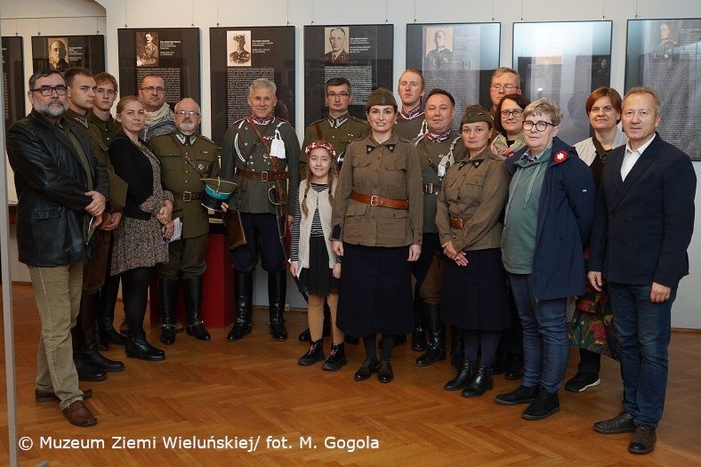UMUNDUROWANI GOŚCIE W MUZEUM