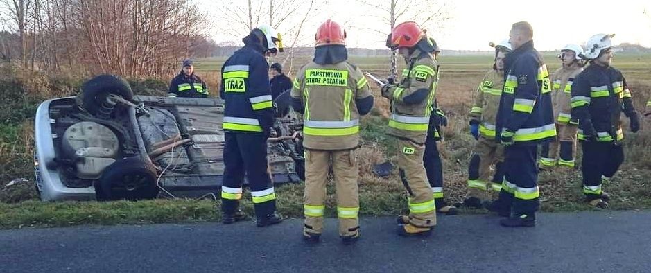 OSOBÓWKA DACHOWAŁA. KIEROWCA WYSZEDŁ Z TEGO CAŁO, ALE WYMAGAŁ POMOCY MEDYCZNEJ