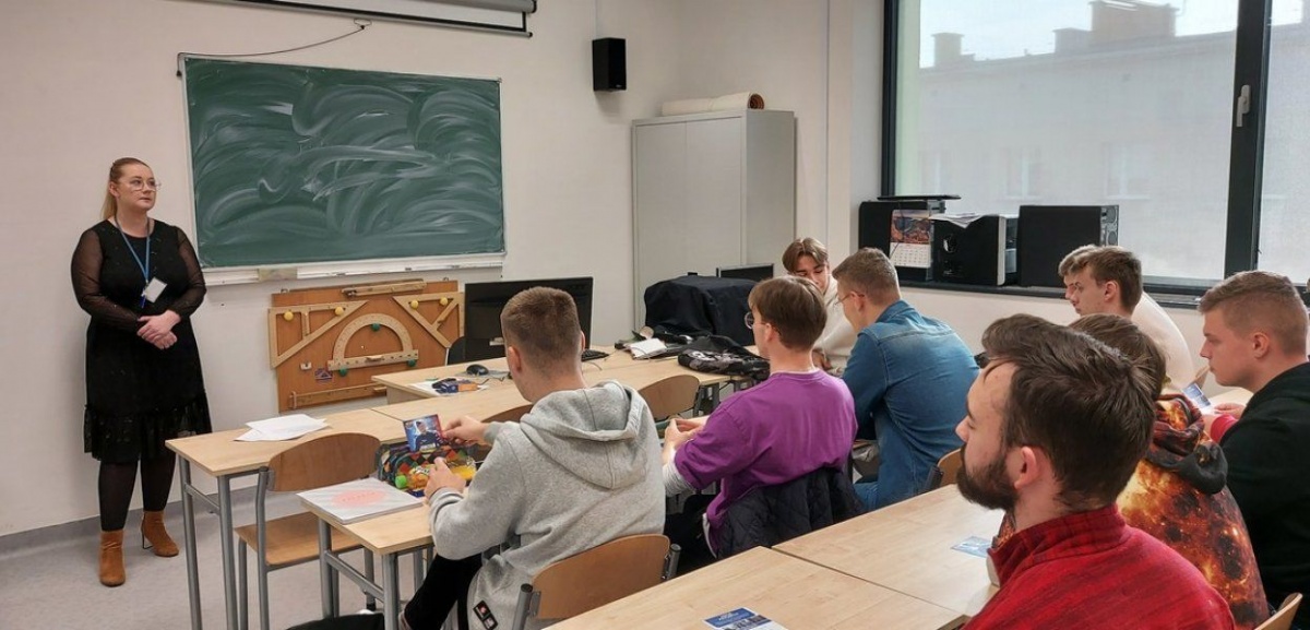 ILU ZDECYDUJE SIĘ UBRAĆ W POLICYJNY MUNDUR?
