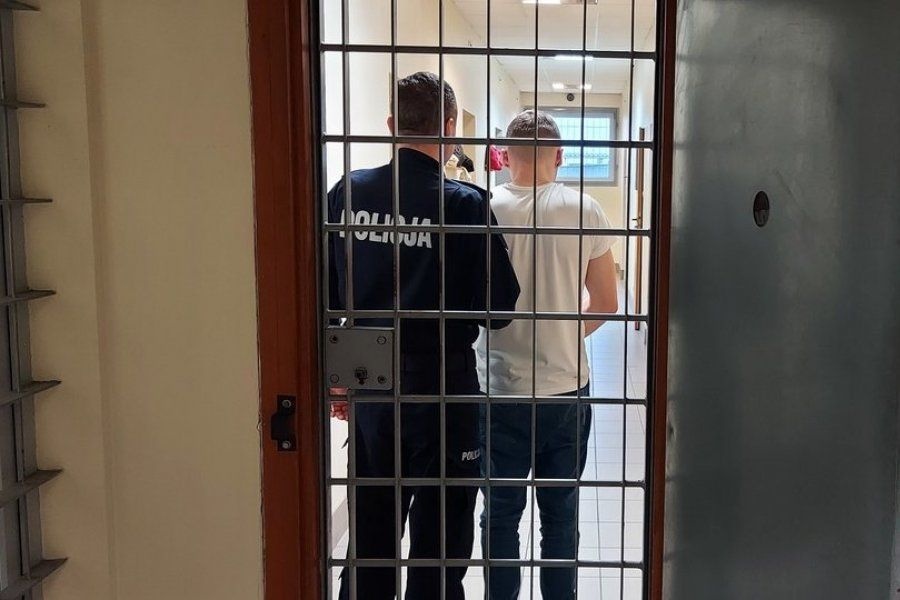 23-LATEK ODPOWIE ZA KOLIZJĘ I POSIADANIE NARKOTYKÓW