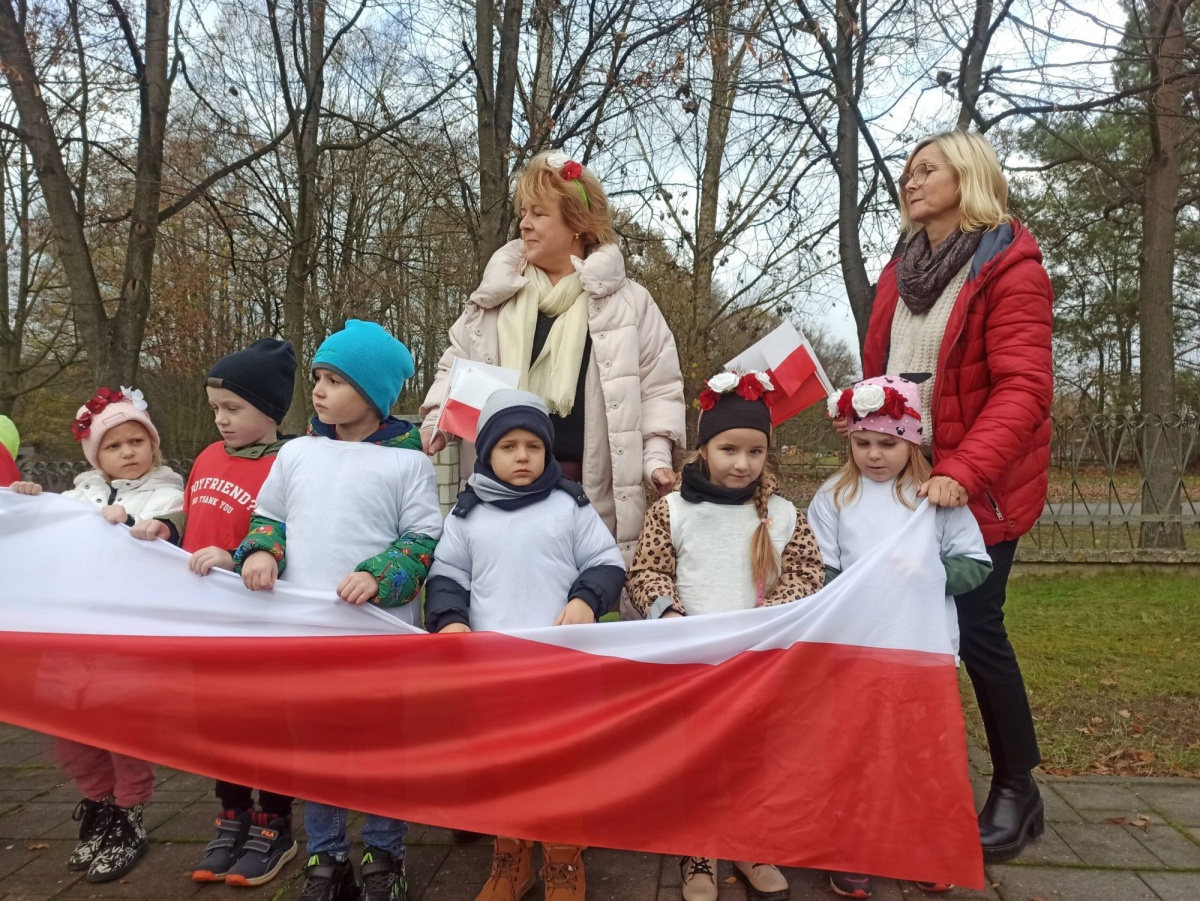 PRZED URZĘDEM POWIEWA FLAGA
