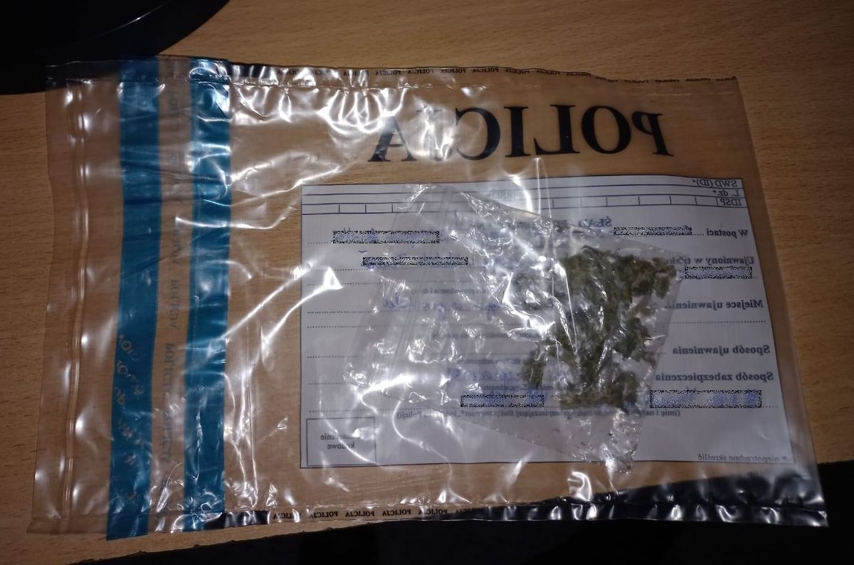 PIJANY 19-LATEK BEZ PRAWA JAZDY ZATRZYMANY. JEGO PASAŻER MIAŁ PRZY SOBIE NARKOTYKI