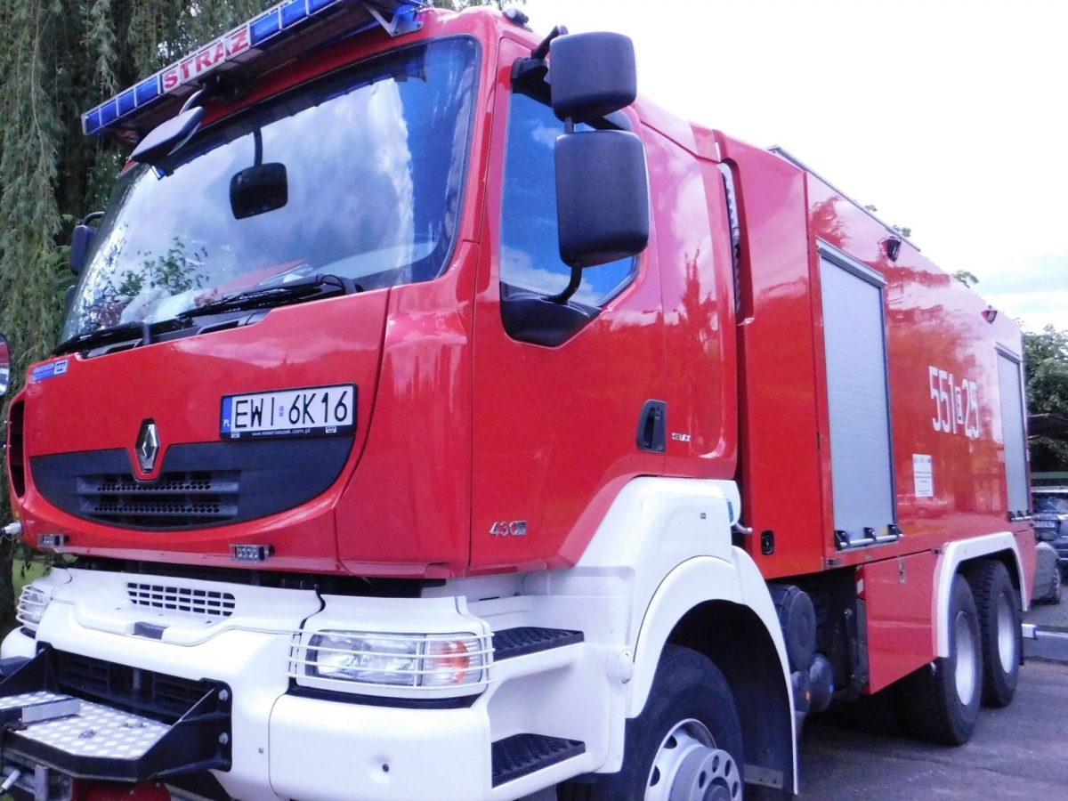 TRAFIŁ DO SZPITALA PO UDERZENIU W DRZEWO