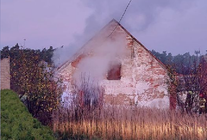 TRAGICZNY POŻAR DOMU JEDNORODZINNEGO. NIE ŻYJE 60-LETNI MĘŻCZYZNA