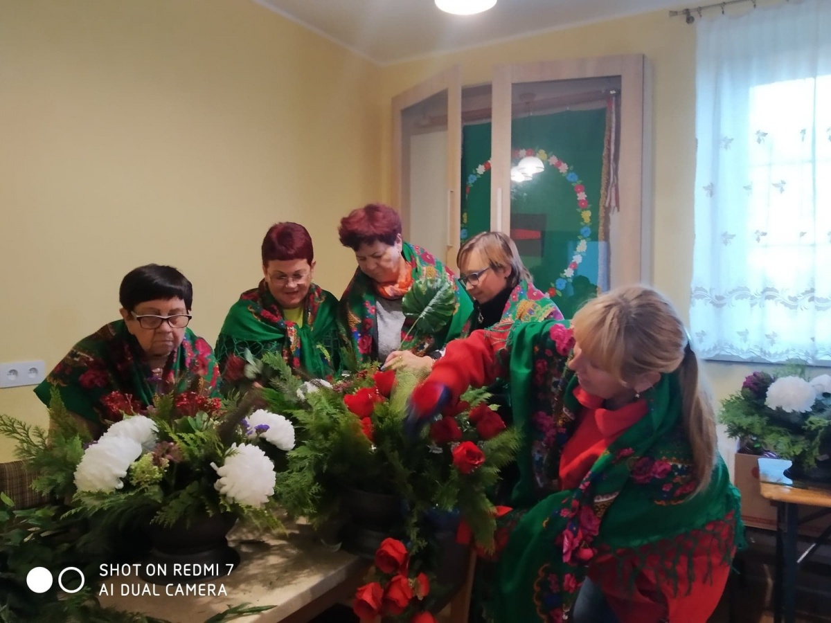 PANIE Z KOŁA GOSPODYŃ WIEJSKICH PAMIĘTAŁY O GROBACH BOHATERÓW