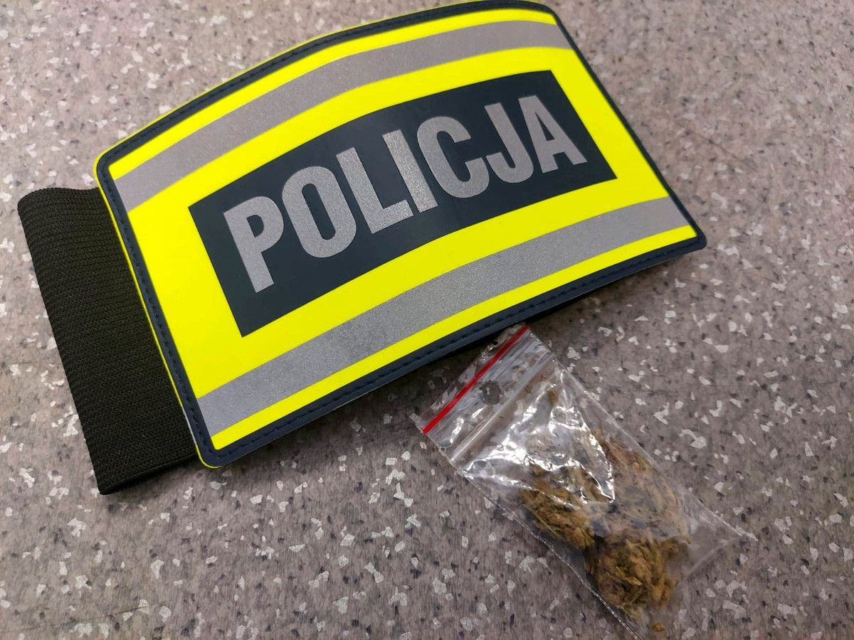 13-LATEK SPRZEDAWAŁ MARIHUANĘ. POLICJA ZATRZYMAŁA JESZCZE DWÓCH NASTOLATKÓW Z NARKOTYKAMI