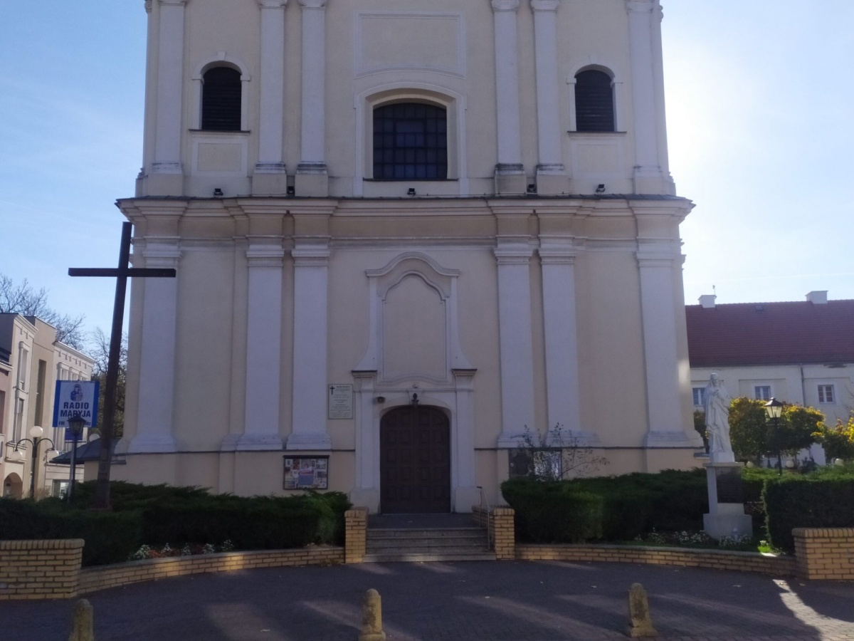 ZNISZCZONE DRZWI I OPRÓŻNIONE SKARBONY W KOŚCIELE