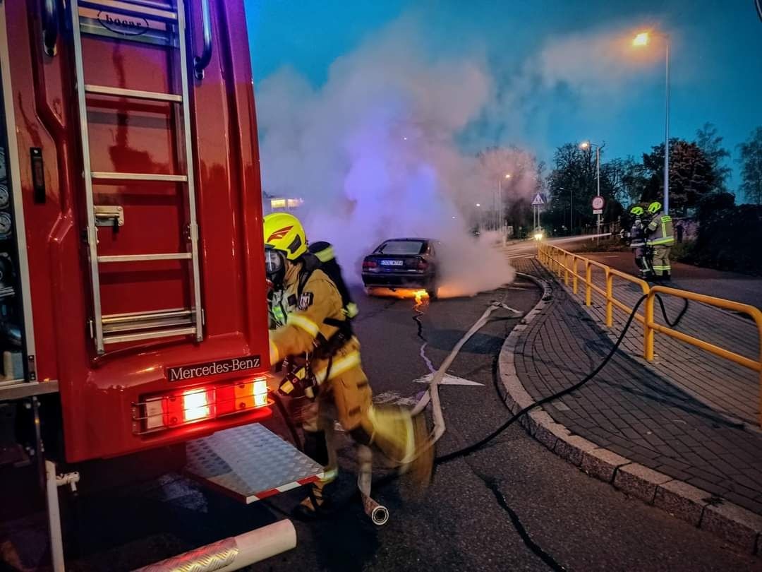 SAMOCHÓD W OGNIU. KILKA JEDNOSTEK STRAŻY W AKCJI