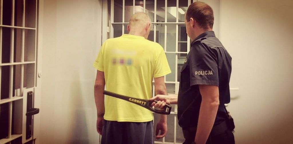 Z SIEKIERĄ W RĘCE GROZIŁ, ŻE ZABIJE 13 i 23-LATKA. AGRESOR Z WIELUNIA JEST JUŻ W ARESZCIE