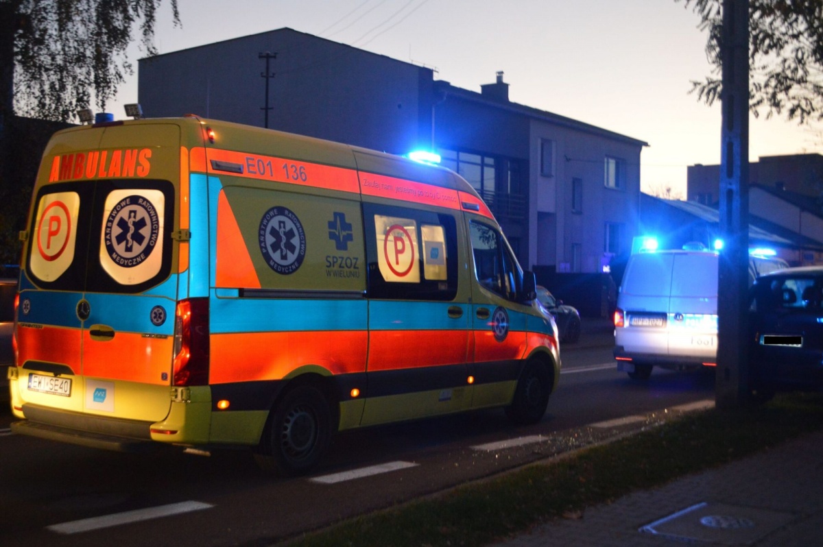SAMOCHÓD UDERZYŁ W SŁUP. ZA KIEROWNICĄ NIEPRZYTOMNA KOBIETA