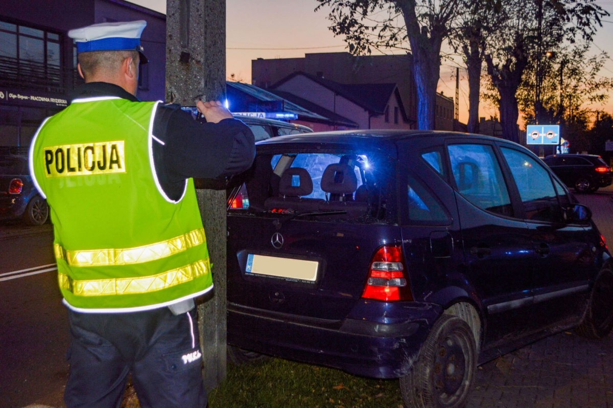WJECHAŁA W SŁUP ENERGETYCZNY. WYPADEK NA UL. WOJSKA POLSKIEGO W WIELUNIU