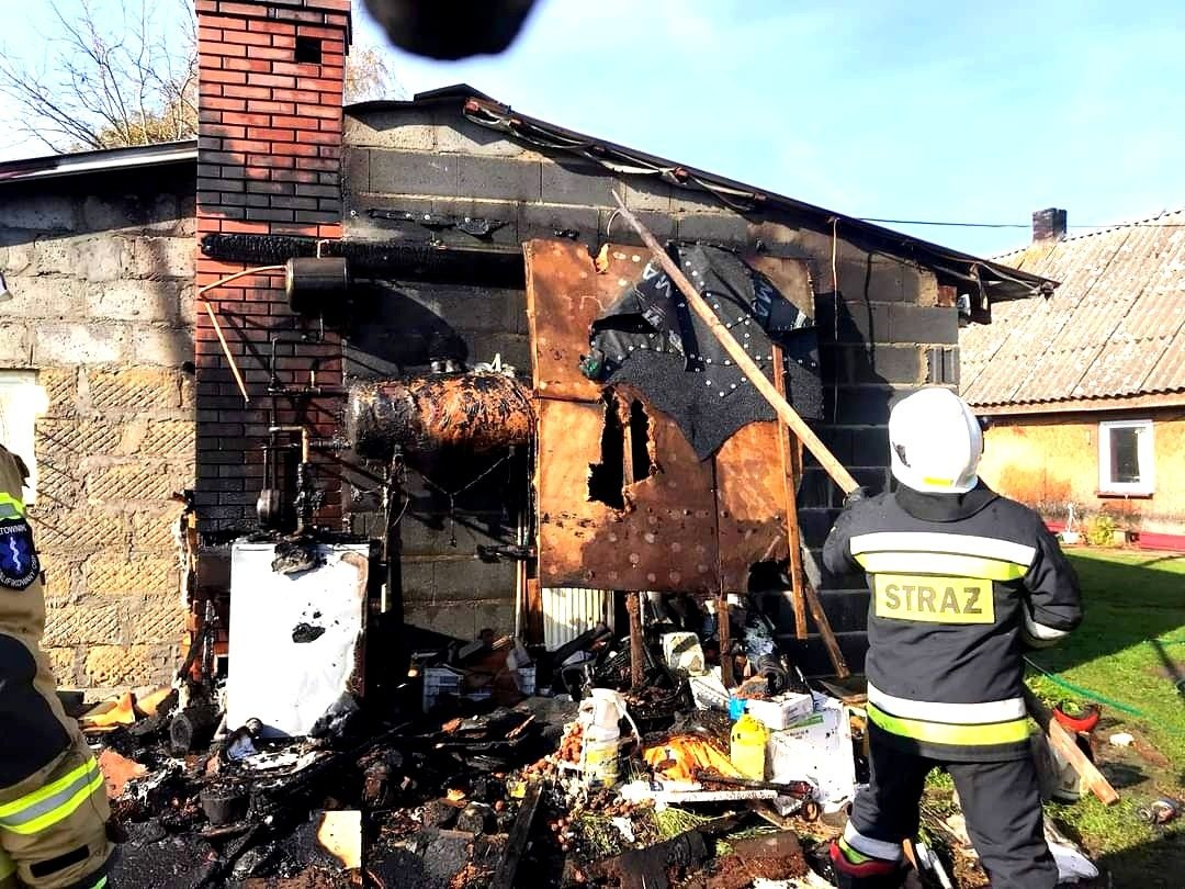 STRAŻACY UGASILI OGIEŃ I OCALILI CZEŚĆ MIESZKALNĄ BUDYNKU