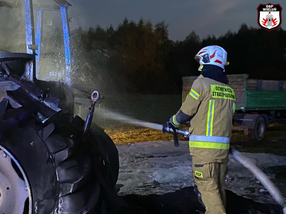 CIAGNIK ROLNICZY ULEGŁ CAŁKOWITEMU SPALENIU