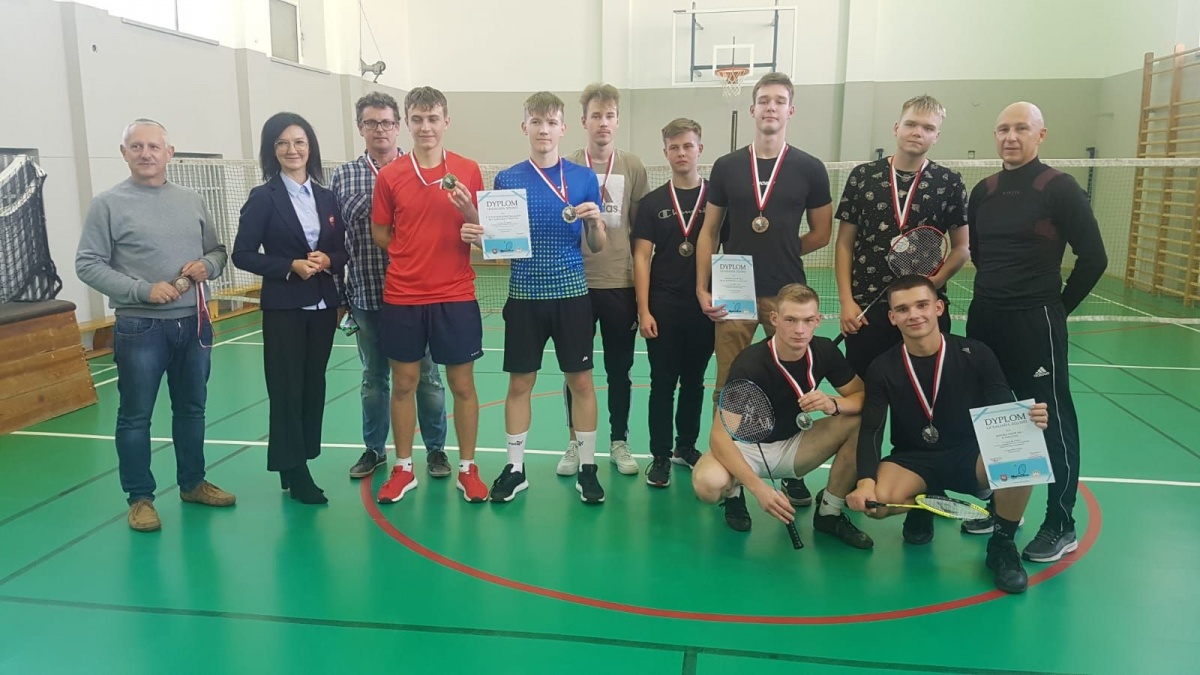 MŁODZIEŻ WYKAZAŁA SIĘ W BADMINTONIE