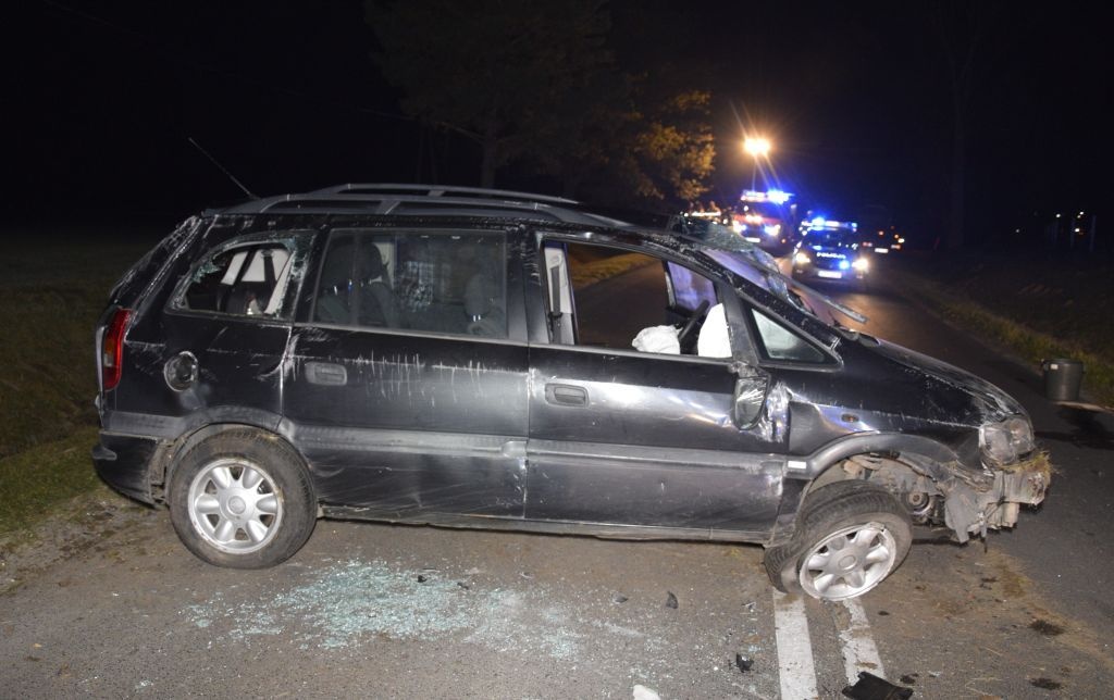 GROŹNY WYPADEK POD BEŁCHATOWEM. 23-LATEK WYPADŁ Z SAMOCHODU!