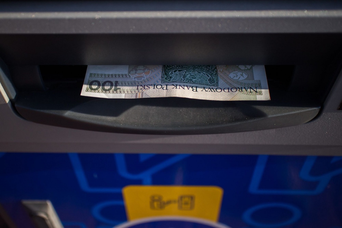 WŁAMALI SIĘ DO BANKOMATU W RZĄŚNI. PRZESTĘPCÓW SZUKA POLICJA
