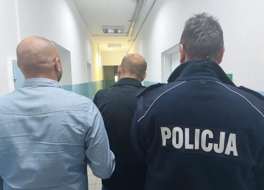 PRÓBOWALI OKRAŚĆ SKLEP. PODCZAS UCIECZKI ZDEMOLOWALI DRZWI