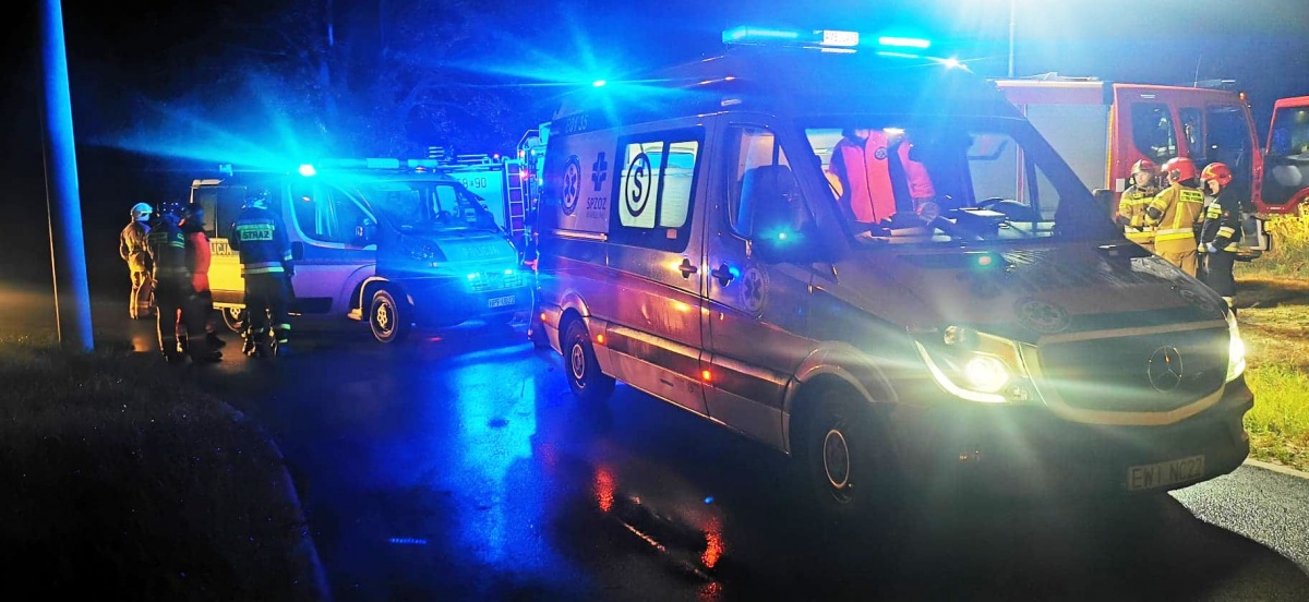 ZJECHAŁ Z DROGI I UDERZYŁ W DRZEWO. ZATRZYMANO DWÓCH MĘŻCZYZN POD WPŁYWEM ALKOHOLU
