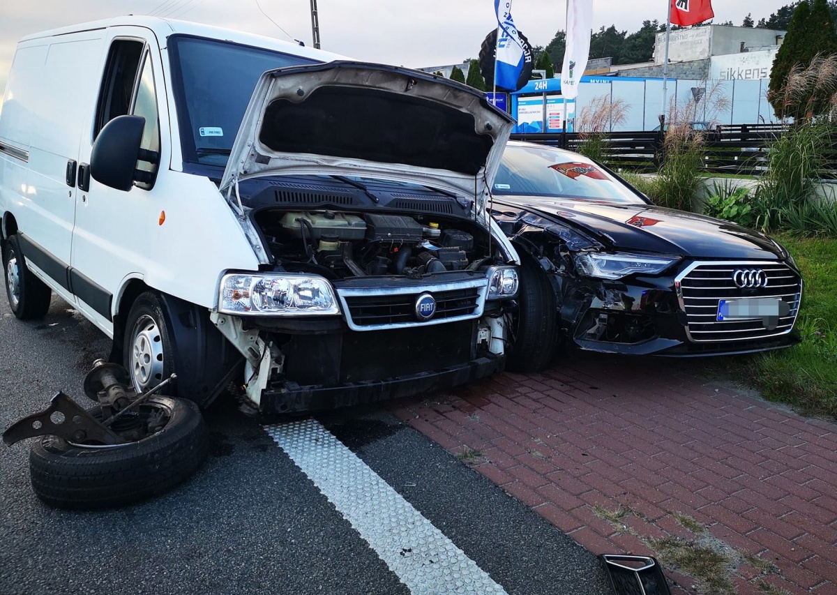 KOLIZJA BUSA Z OSOBÓWKĄ W BRALINIE. Z SAMOCHODÓW WYSZLI O WŁASNYCH SIŁACH