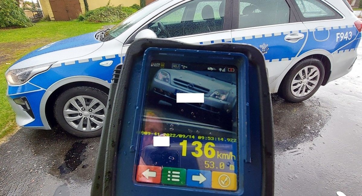JECHAŁA 136 KM/H W ZABUDOWANYM. STRACIŁA PRAWKO I 2500 ZŁ