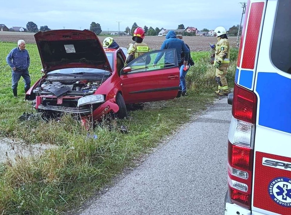 KIEROWAŁ POD WPŁYWEM ALKOHOLU. ZATRZYMAŁ SIĘ NA BETONOWYM PRZEPUŚCIE