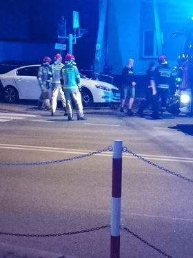 WJECHAŁ NA CZERWONYM ŚWIETLE I SPOWODOWAŁ KOLIZJĘ
