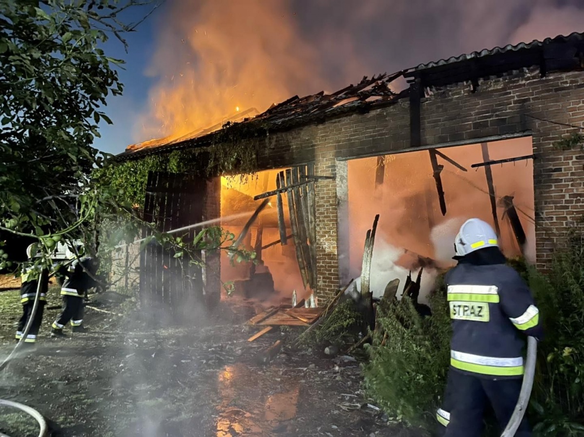 STODOŁA STANĘŁA W OGNIU. STRAŻACY WALCZYLI Z POŻAREM DO GODZ. 2:38