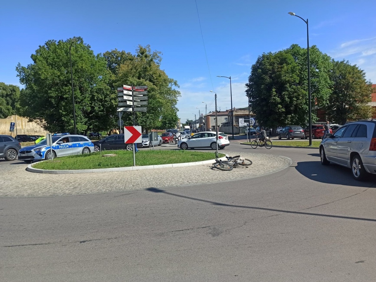ROWERZYSTA POTRĄCONY NA RONDZIE