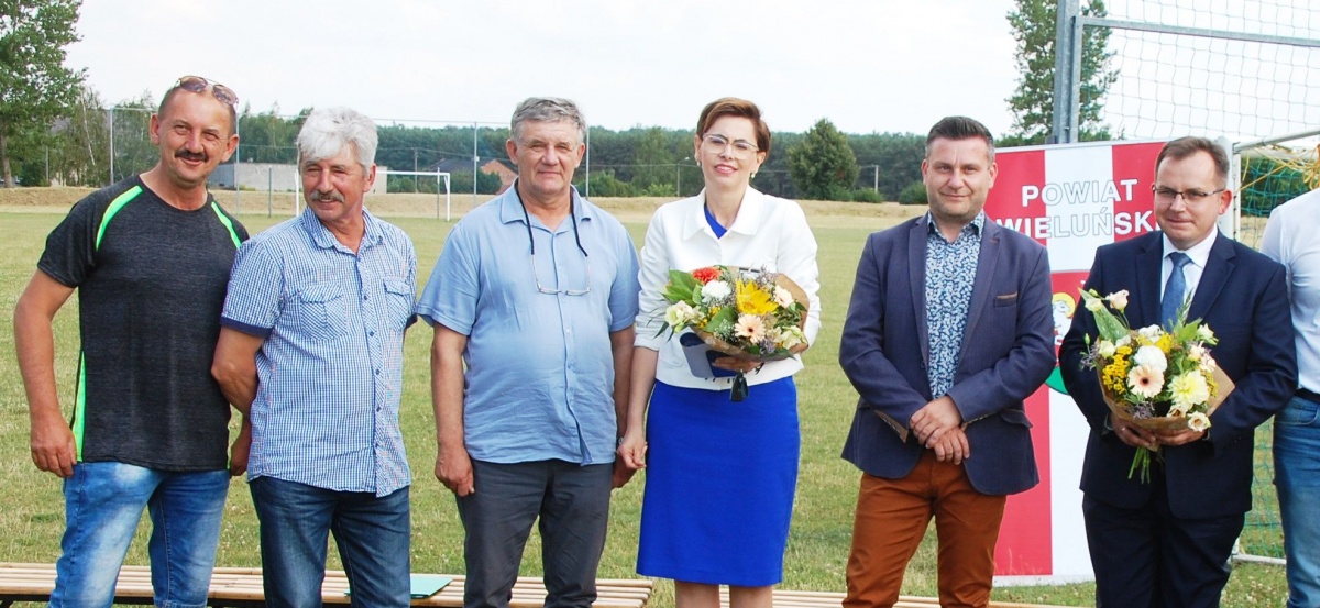ROZDANIE CZEKÓW OKAZAŁO SIĘ KABARETEM. W ROLACH GŁÓWNYCH: POSEŁ, PANI BURMISTRZ I SOŁTYS