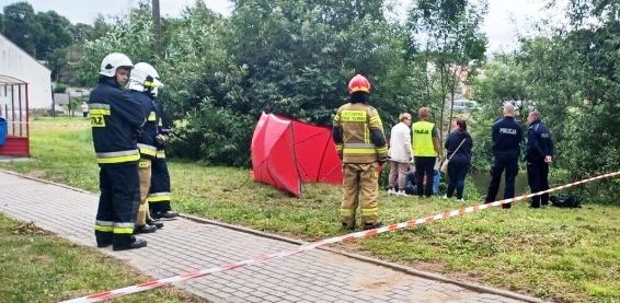 CIAŁO MĘŻCZYZNY W STAWIE PRZY KOŚCIELE W PARZYMIECHACH