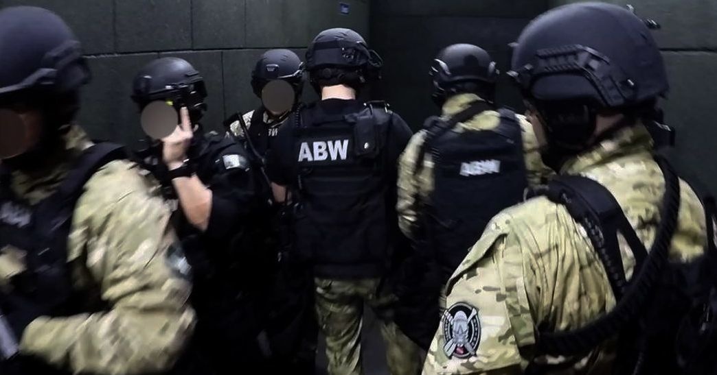PIOTR U. Z BEŁCHATOWA ZATRZYMANY PRZEZ ABW. GROZIŁ ŚMIERCIĄ PREZYDENTOWI I PREMIEROWI