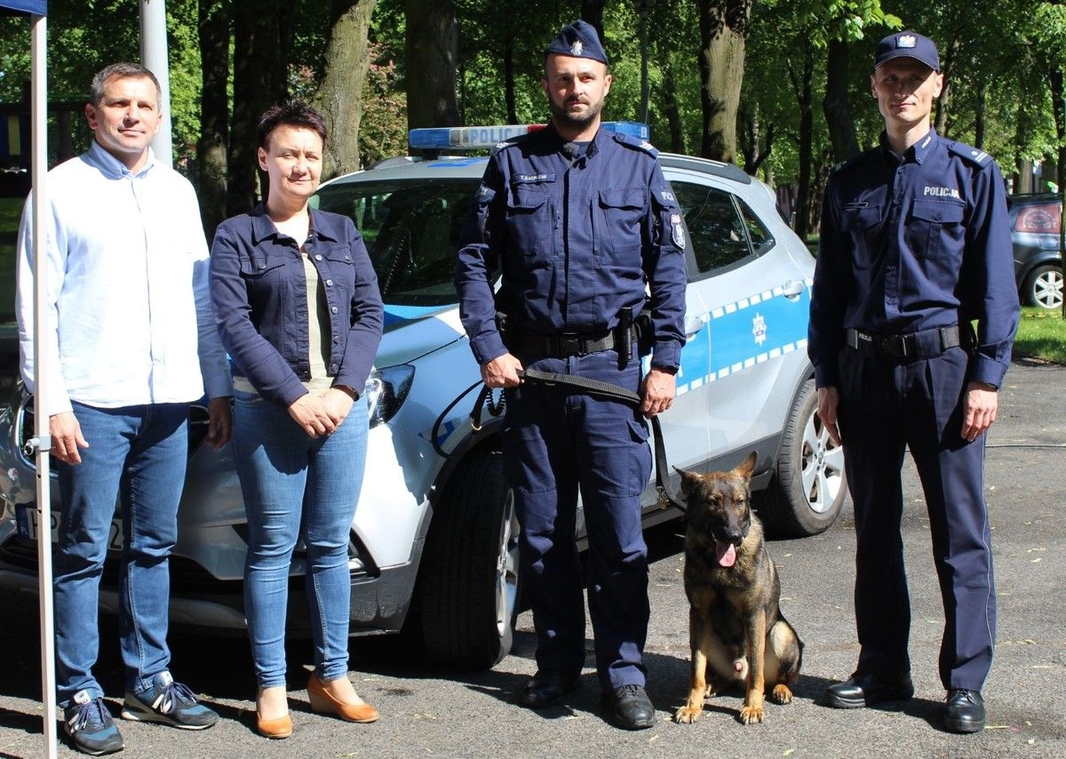 POLICJANCI NA DZIEŃ DZIECKA DOSTALI PSA