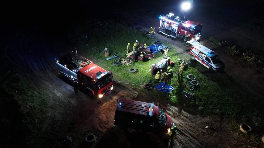 DWIE OSOBY ZAKLESZCZONE. SAMOCHODY W PŁOMIENIACH. NA SZCZĘŚCIE TO TYLKO ĆWICZENIA