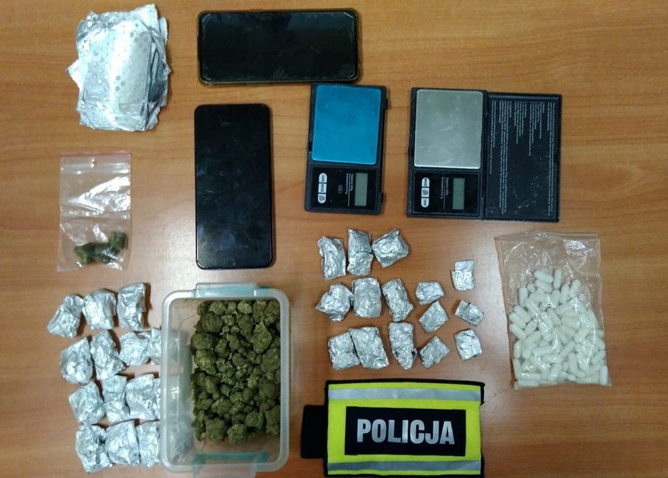 90 G MARIHUANY, 8 G MEFEDRONU I 83 TABLETKI. A WSZYSTKO TO W SZAFCE KUCHENNEJ