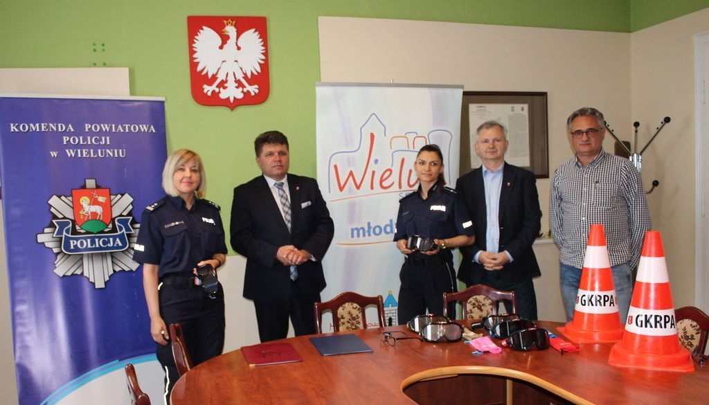 GMINA WIELUŃ PRZEKAZAŁA SPRZĘT DLA POLICJANTÓW