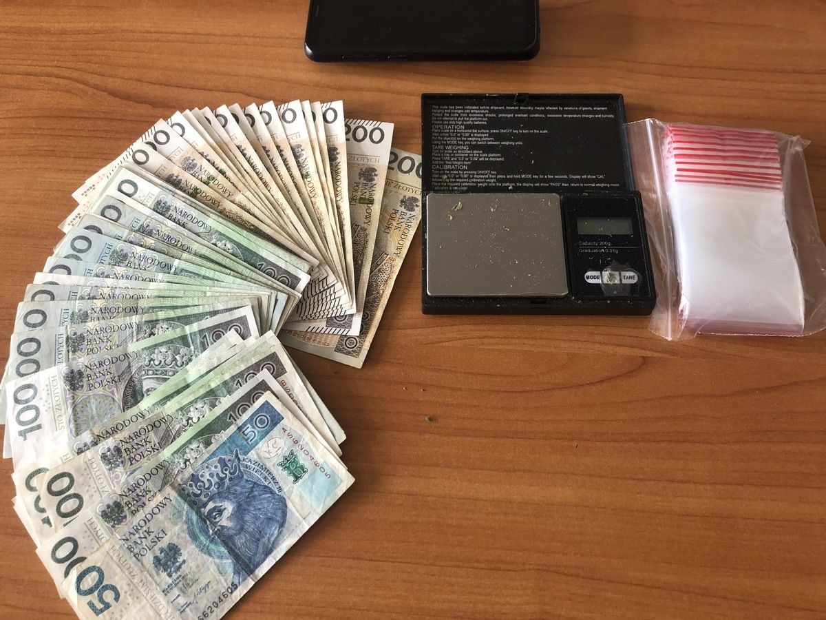 UKRADŁA STO TYSIĘCY ZŁOTYCH. MIAŁA PÓŁTORA KILOGRAMA NARKOTYKÓW