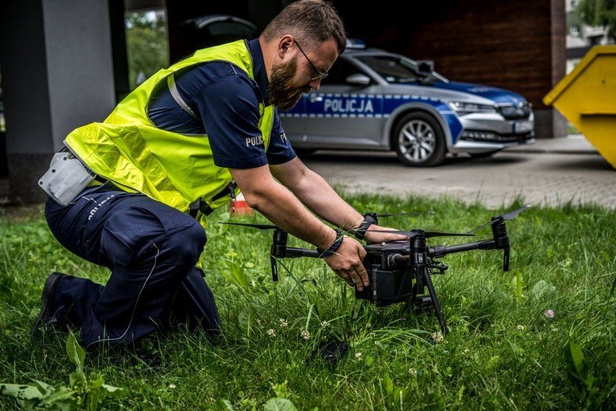 POLICJA OBSERWUJE NAS Z NIEBA. ŁAPIĄ PIRATÓW DROGOWYCH I ODNAJDUJĄ ZAGINIONYCH