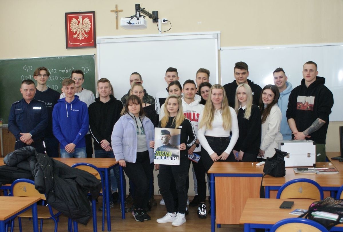 POLICJA REKLAMUJE PRACĘ W MUNDURZE