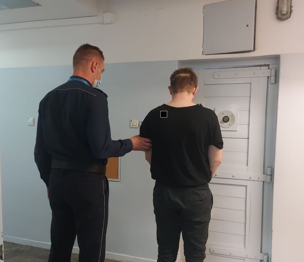 Nie zatrzymał się do kontroli. Pijany 25-latek posiadał też narkotyki
