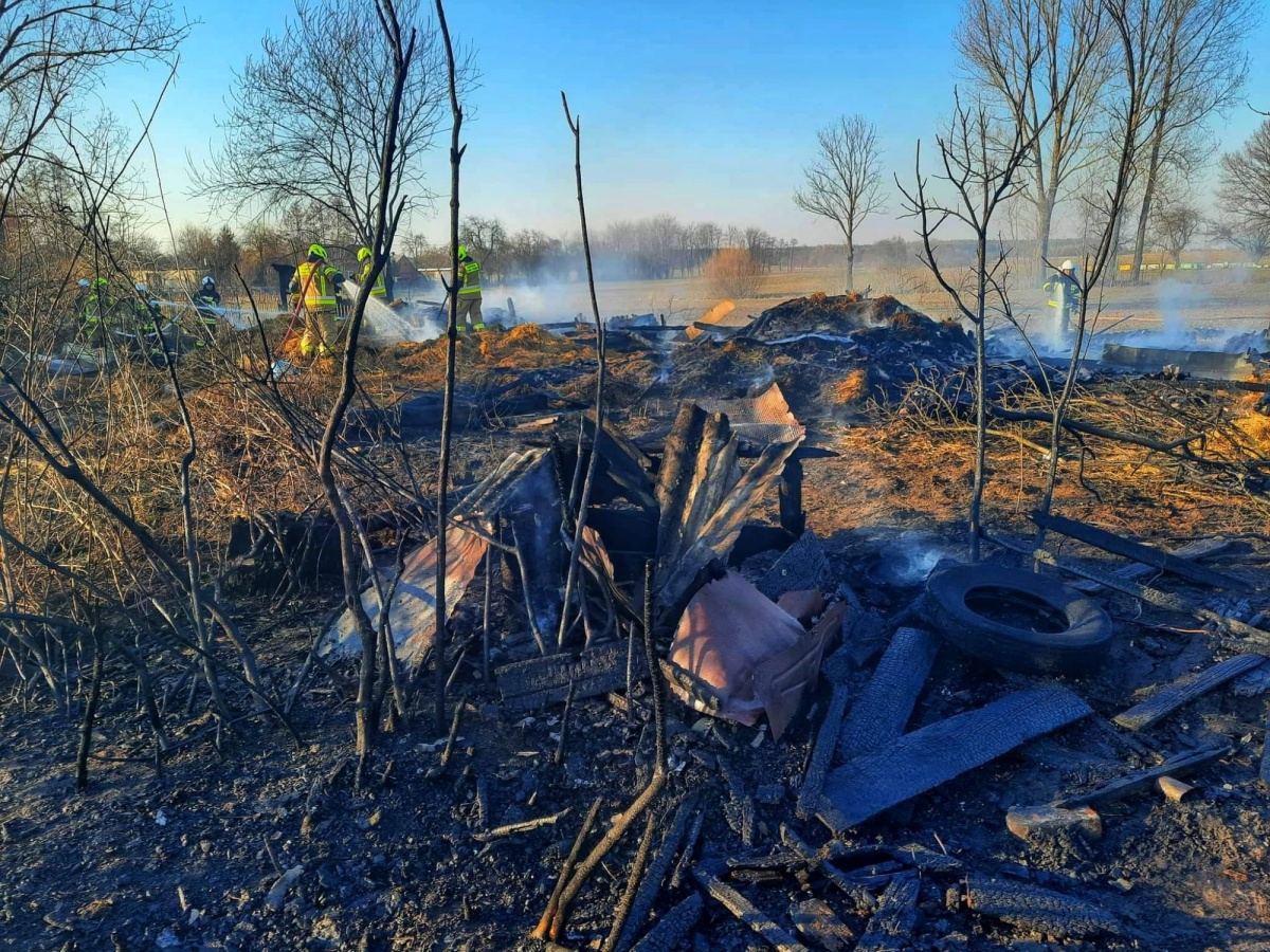 Ogień zajął budynki gospodarcze. Spłonęły maszyny i auto