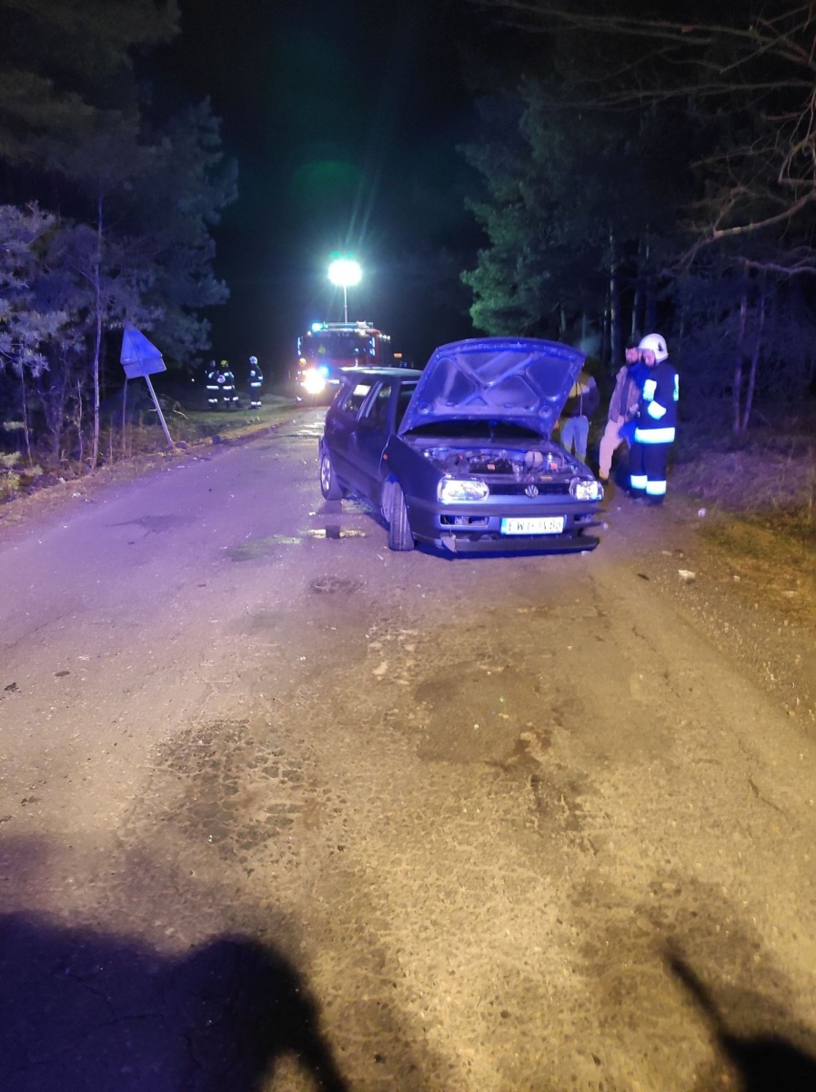 Czołówka dwóch aut osobowych