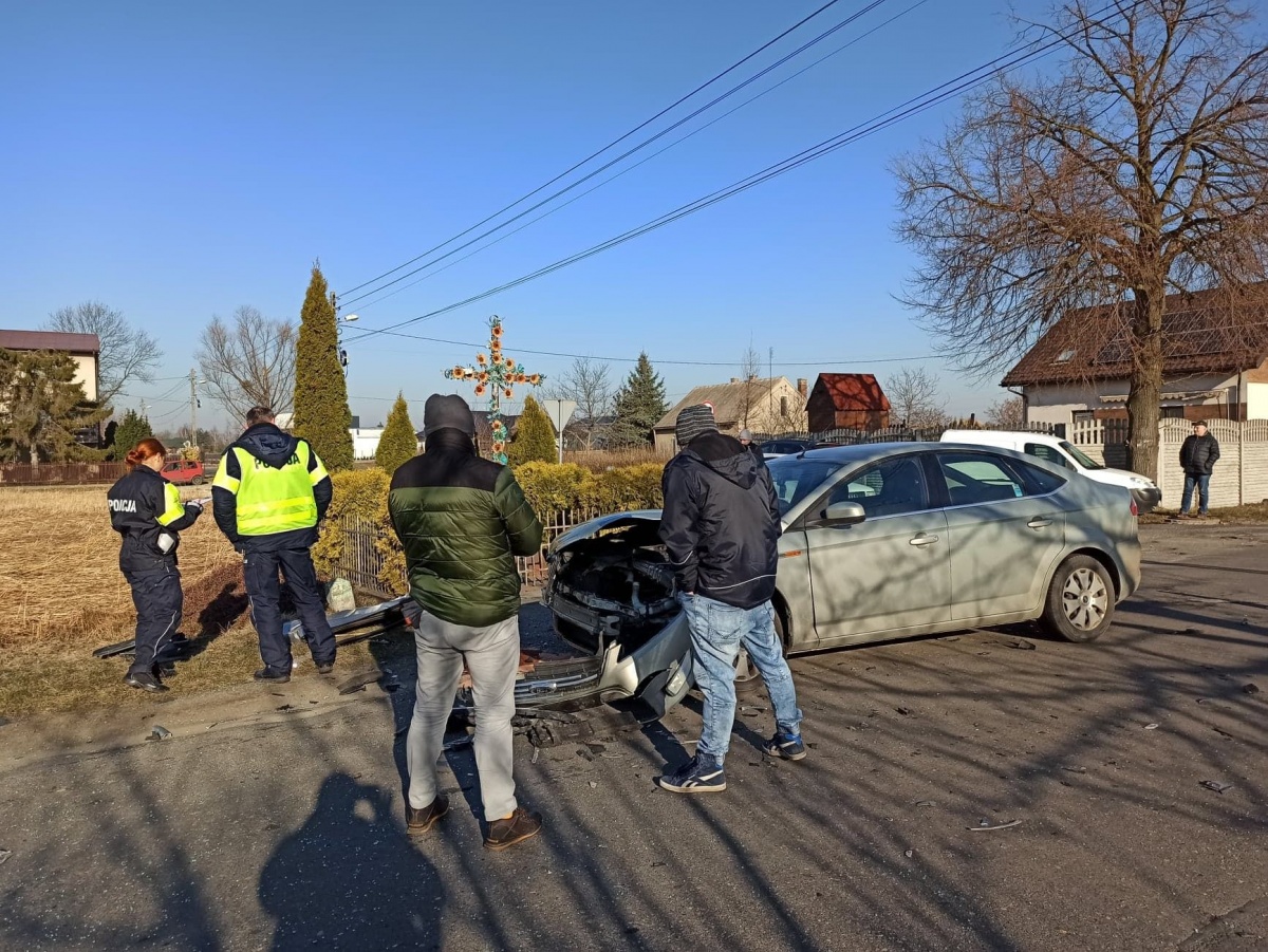 30-latek ranny po zderzeniu osobówek