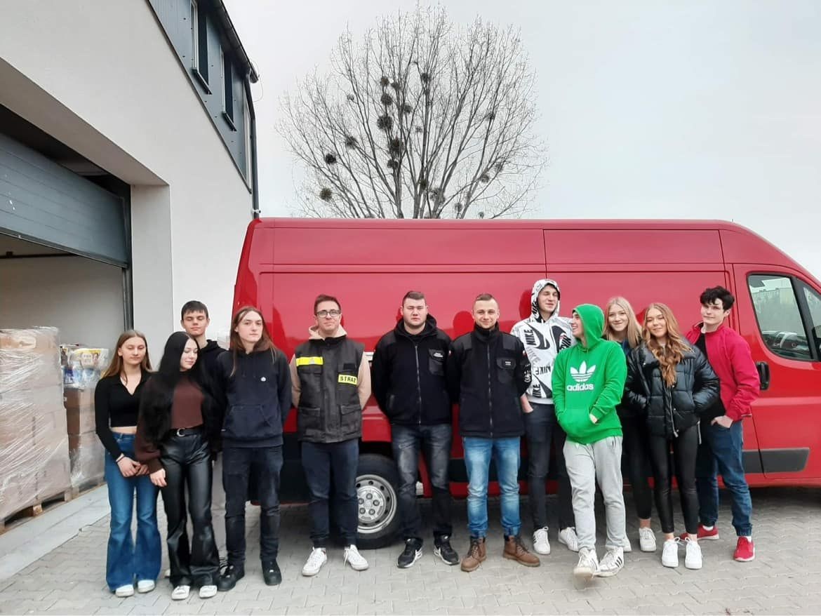 Wypatrzyli zawieszonego księdza na zdjęciach