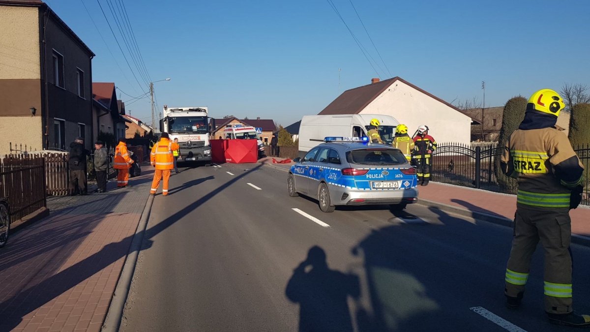 Dostawczak wjechał w śmieciarkę. Zginął 32-latek