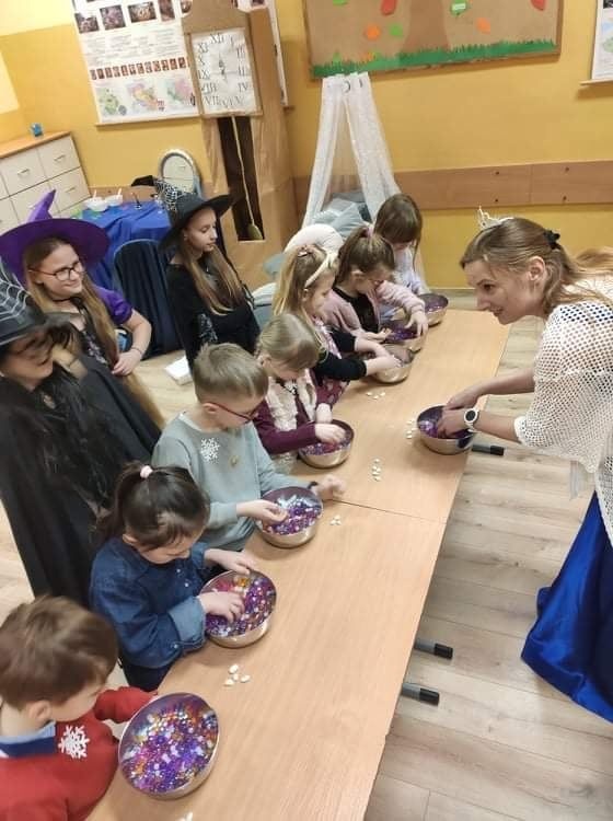 Przyszli uczniowie poznawali szkołę