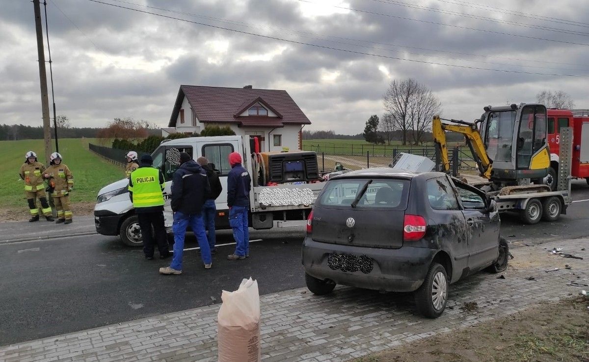 Zderzenie dostawczaka z osobówką