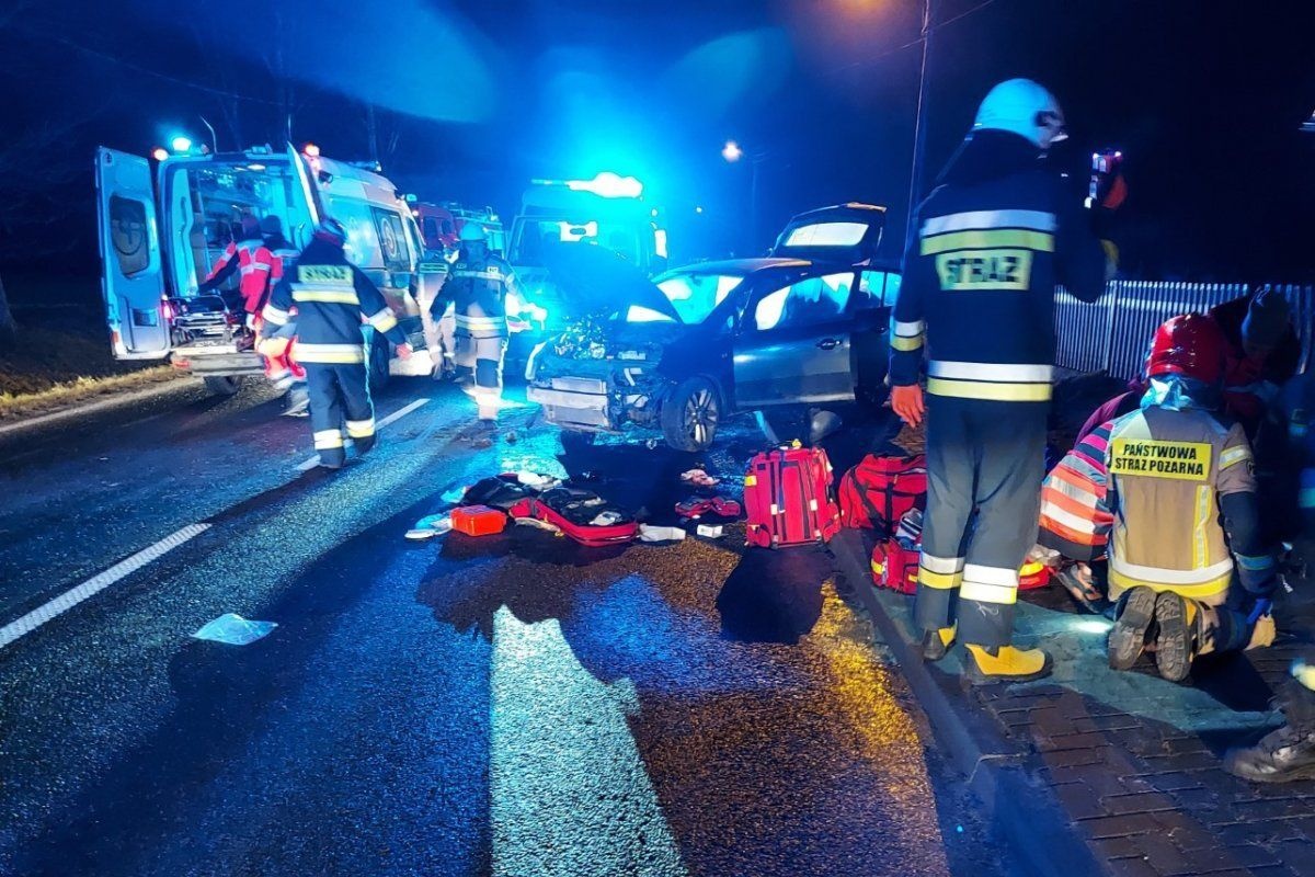 TRAGEDIA POD PAJĘCZNEM. JEDNA OSOBA UMIERA NA MIEJSCU, DWIE WALCZĄ O ŻYCIE
