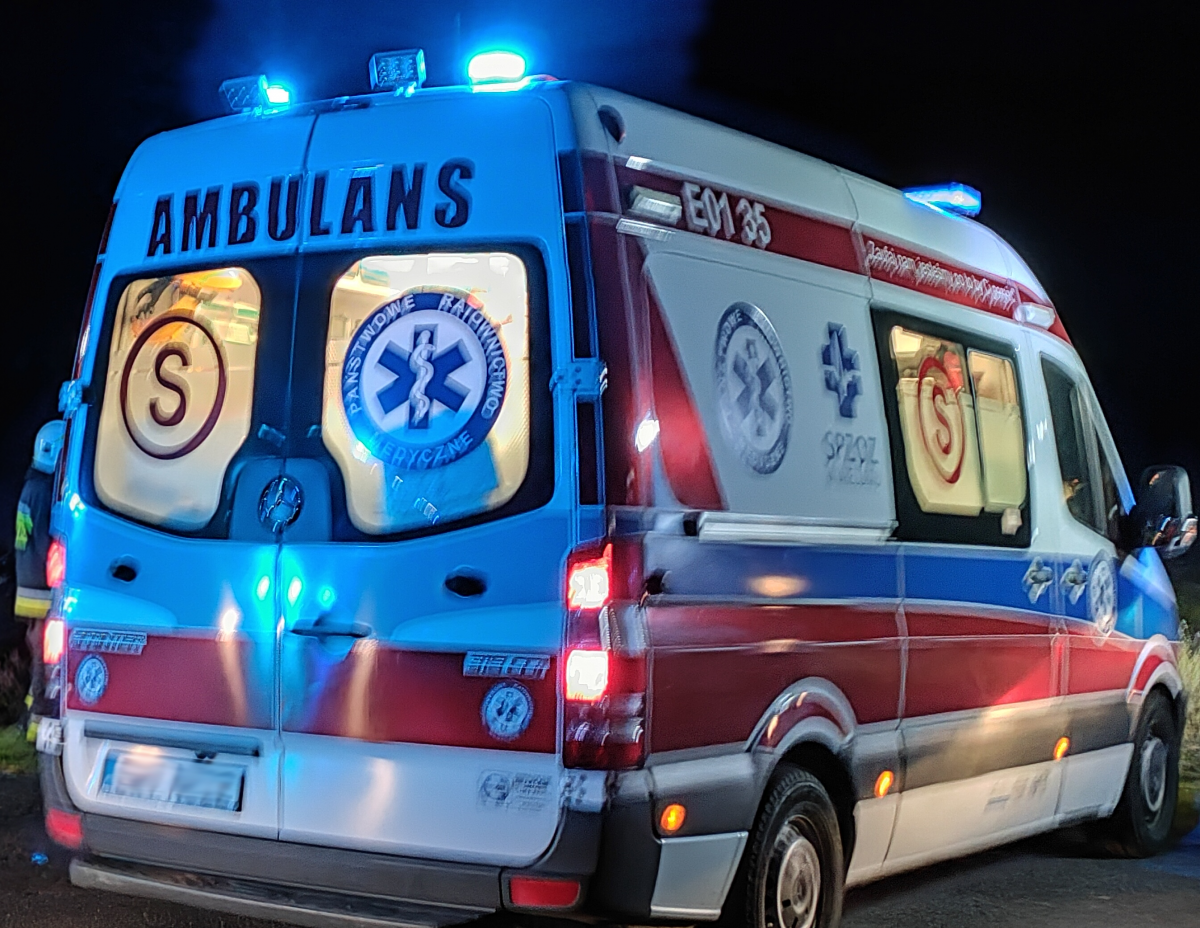 TRAGEDIA W KAMIEŃSKU. NIE ŻYJE MĘŻCZYZNA POTRĄCONY PRZEZ CIĘŻARÓWKĘ